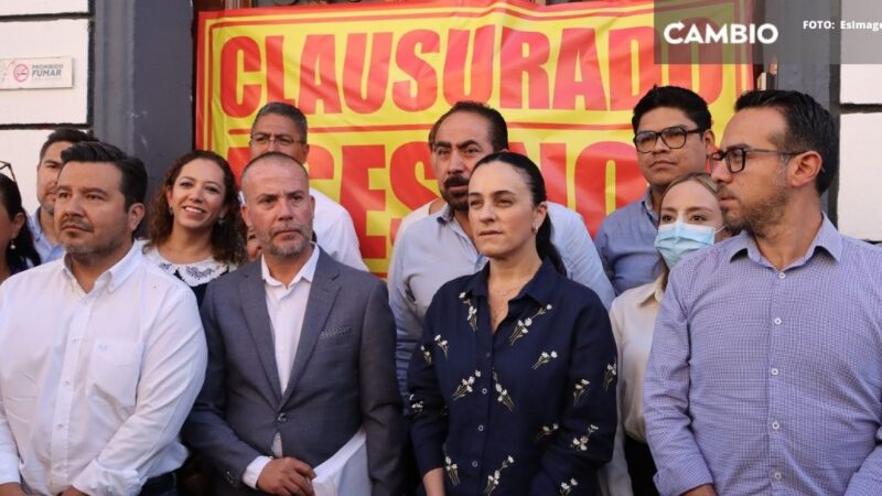 Panistas protestan en el Congreso estatal por legalización del aborto en Puebla