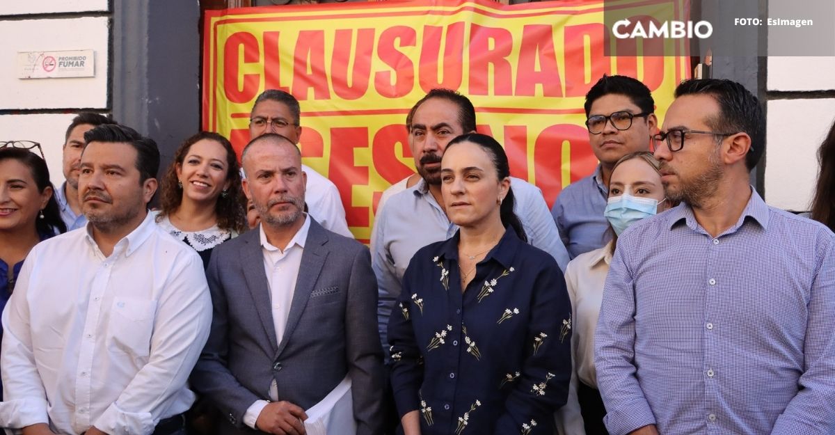Panistas protestan en el Congreso estatal por legalización del aborto en Puebla