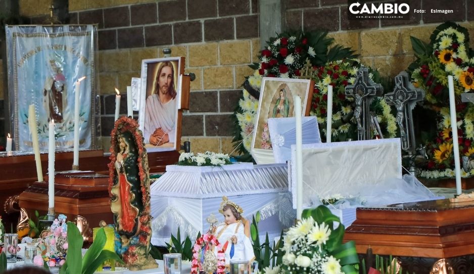 VIDEO: Entre lágrimas velan a la familia Osorio, muerta en auto aplastado por cafre ebrio en Coronango