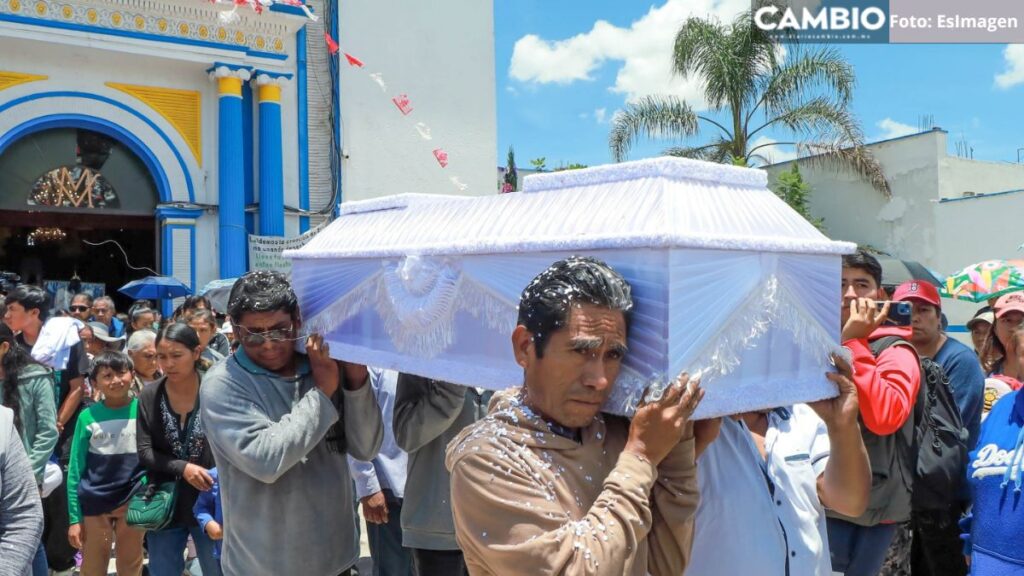 Entre lágrimas, sepultan a la familia Osorio en panteón de Coronango.