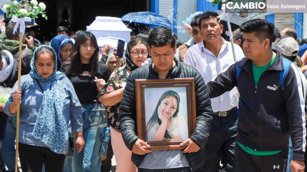 Entre lágrimas, sepultan a la familia Osorio en panteón de Coronango.