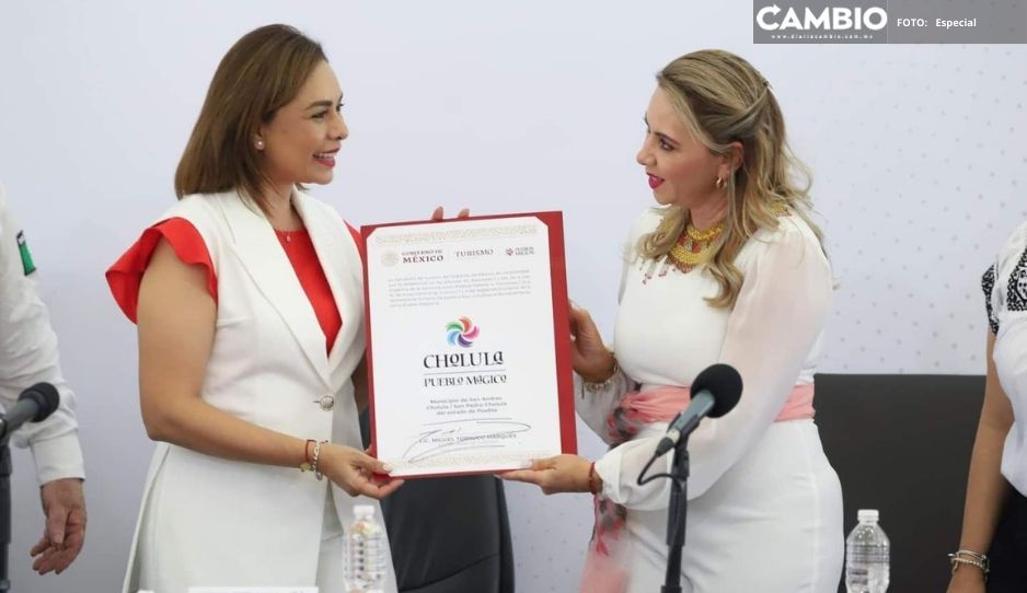 Recibe Paola Angon actualización de nombramiento de San Pedro Cholula como Pueblo Mágico