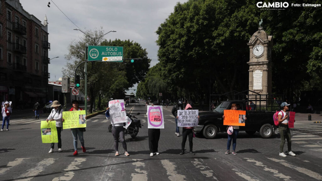 ¡Justicia para Rosa Francisco! Bloquean la 11 Sur por feminicidio de joven arrojada por balcón en Santa Lucía.
