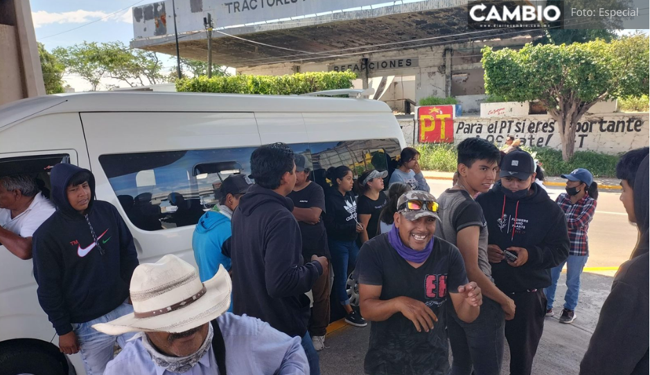 Trabajadores de mototaxis realizan bloqueo tras operativo realizado en cuatro caminos en Izúcar