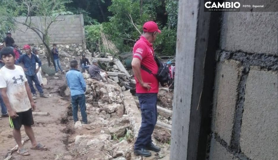 ¡De infarto! Colapsa barda de casa en Coxcatlán por fuertes lluvias