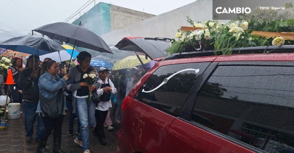 En su cumpleaños, sepultan a estudiante que falleció afuera de su escuela en Tehuacán