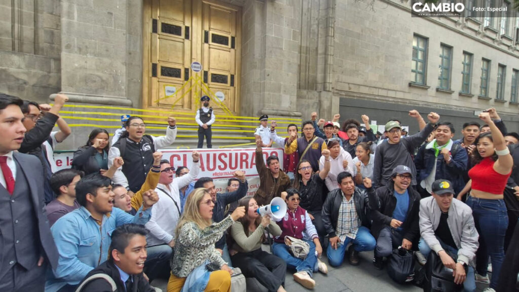 Jóvenes exigen Reforma al Poder Judicial: clausuran simbólicamente la Suprema Corte