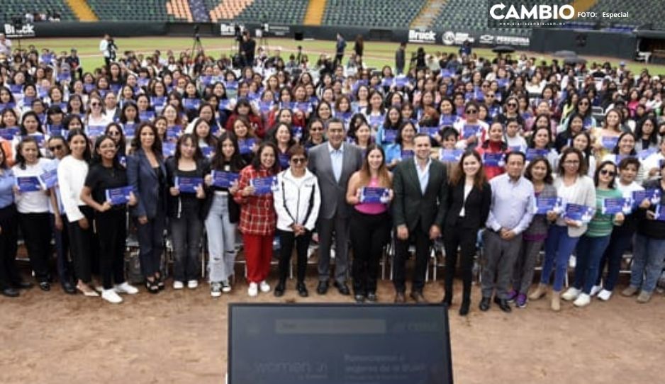 Encabezan Lilia Cedillo y Sergio Salomón entrega de constancias a universitarias de la beca Women In