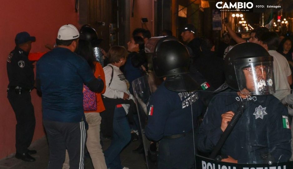 VIDEO: Así manifestantes derribaron las vallas en el Congreso del estado