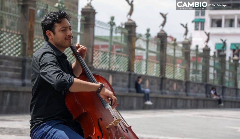 Él es Óscar Aldana, violonchelista poblano que deleita con su música el Centro Histórico (VIDEO)