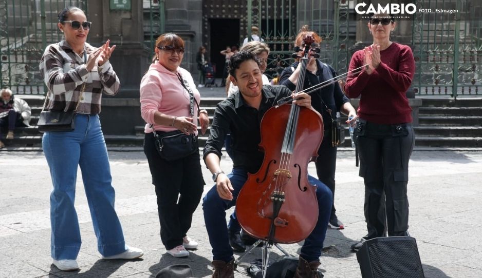 Él es Óscar Aldana, violonchelista poblano que deleita con su música el Centro Histórico (VIDEO)