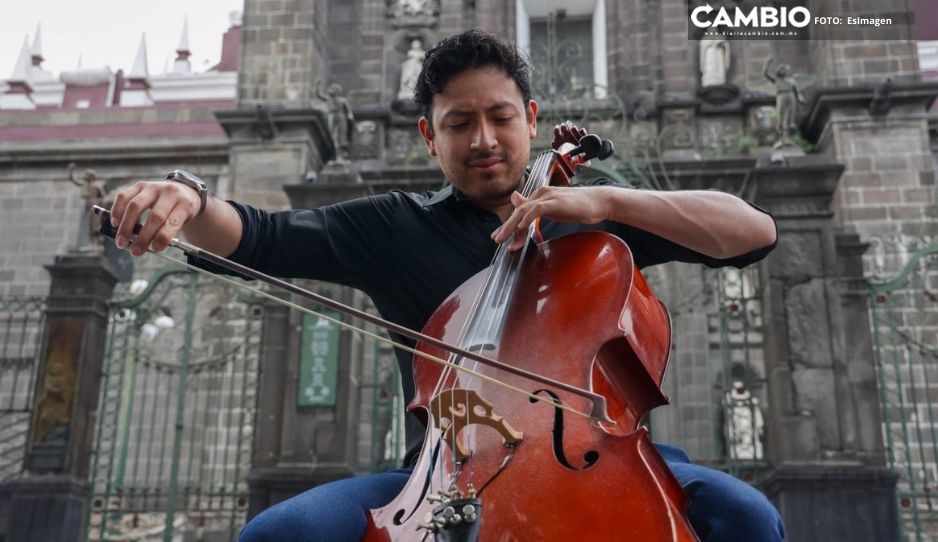 Él es Óscar Aldana, violonchelista poblano que deleita con su música el Centro Histórico (VIDEO)