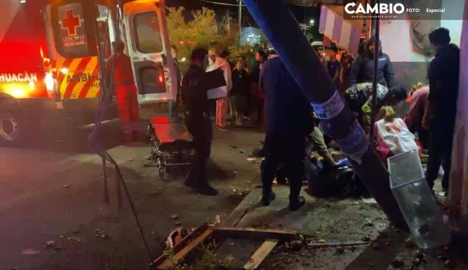 Choca vs poste y se lleva de corbata a comensales de un puesto en Tehuacán; hay tres heridos