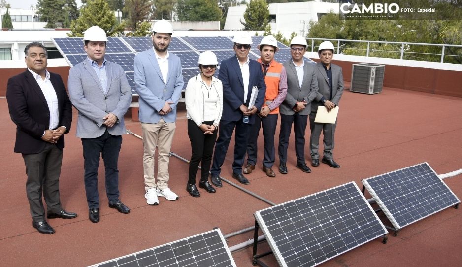 Presenta Lilia Cedillo proyectos de tecnología aplicada a Alejandro Armenta Arrellano en la FCE BUAP