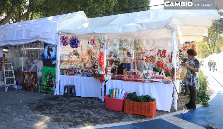 ¡Llegó la navidad! Comerciantes del CENHCH instalan puestos de adornos navideños (FOTOS)