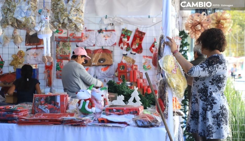 ¡Llegó la navidad! Comerciantes del CENHCH instalan puestos de adornos navideños (FOTOS)