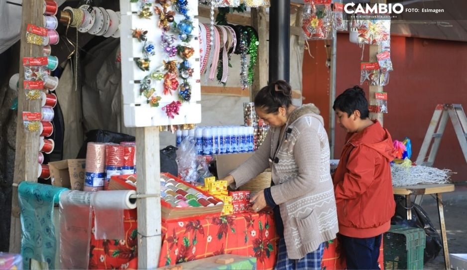 ¡Llegó la navidad! Comerciantes del CENHCH instalan puestos de adornos navideños (FOTOS)