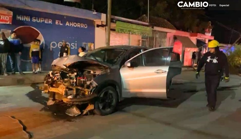 Choca vs poste y se lleva de corbata a comensales de un puesto en Tehuacán; hay tres heridos