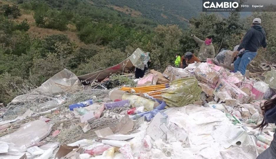 Caída de camión en barranco deja dos muertos y cierre total de la Puebla-Orizaba