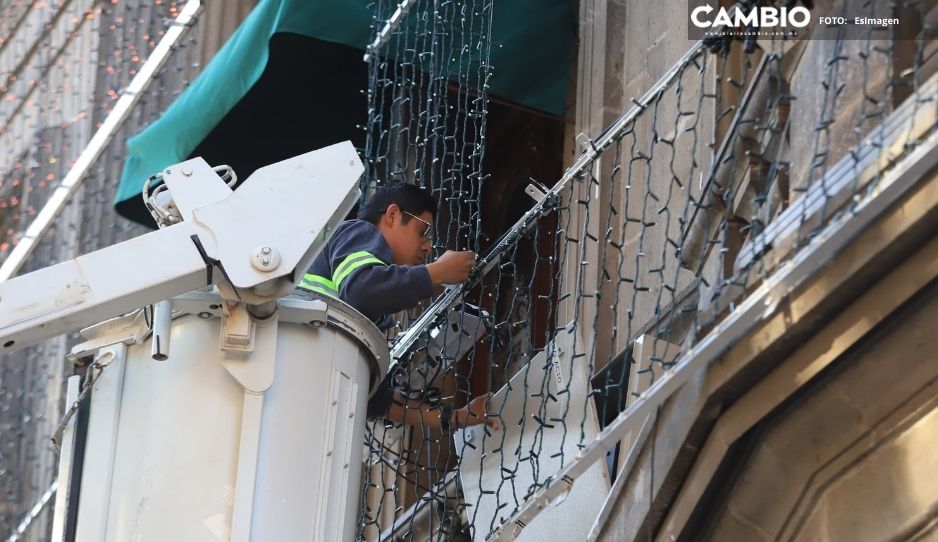 Entre campanas y nochebuenas, arrancan decoración navideña en el Palacio Municipal (FOTOS)