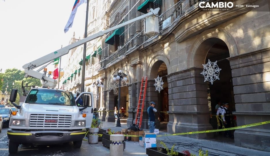 Entre campanas y nochebuenas, arrancan decoración navideña en el Palacio Municipal (FOTOS)