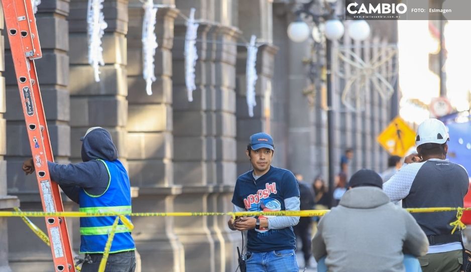 Entre campanas y nochebuenas, arrancan decoración navideña en el Palacio Municipal (FOTOS)