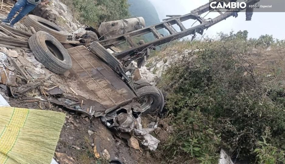 Caída de camión en barranco deja dos muertos y cierre total de la Puebla-Orizaba