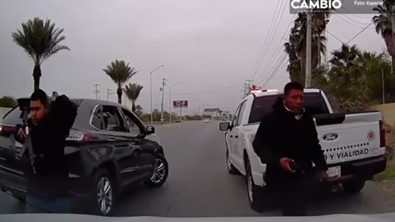 VIDEO: ¡Se hizo pato! Familia escapa de intento de asalto justo frente a oficial de tránsito
