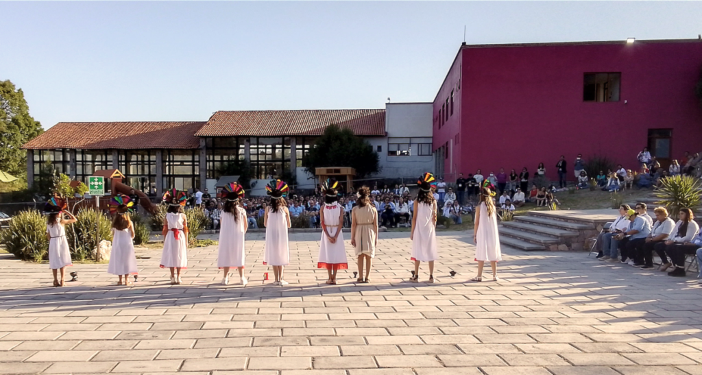 Esta imagen tiene un atributo ALT vacío; su nombre de archivo es Ceremonia-en-el-Colegio-Teresiano-1024x547.png