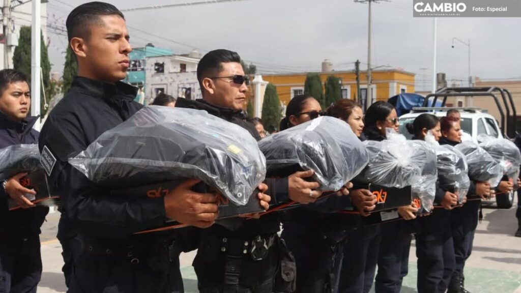 Elementos policiales recibiendo uniformes