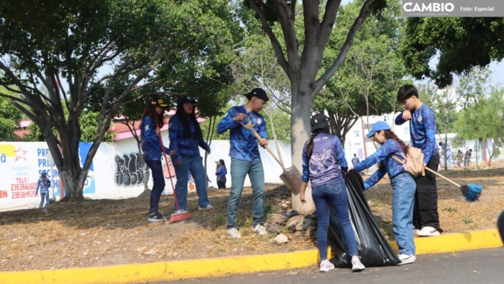 Alumnos barriendo