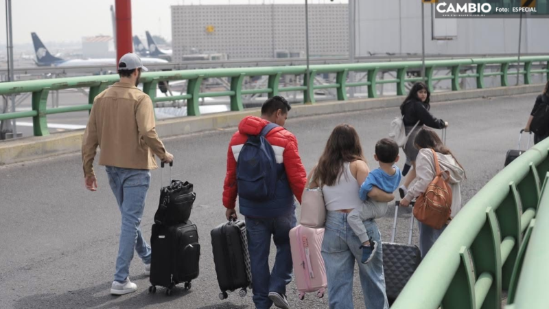 Bloqueo de la CNTE colapsa accesos al AICM: viajeros caminan con maletas en mano (VIDEO)