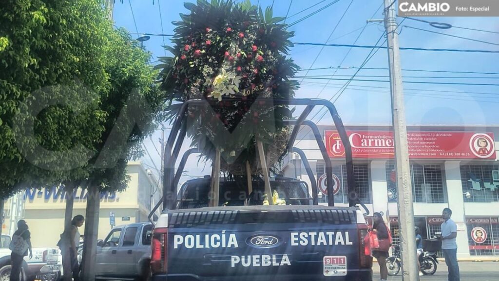 Unidad de la policía estatal trasladando los restos del policía