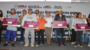 Gobierno de Puebla entrega apoyos a viveristas afectados tras fuertes lluvias en Atlixco