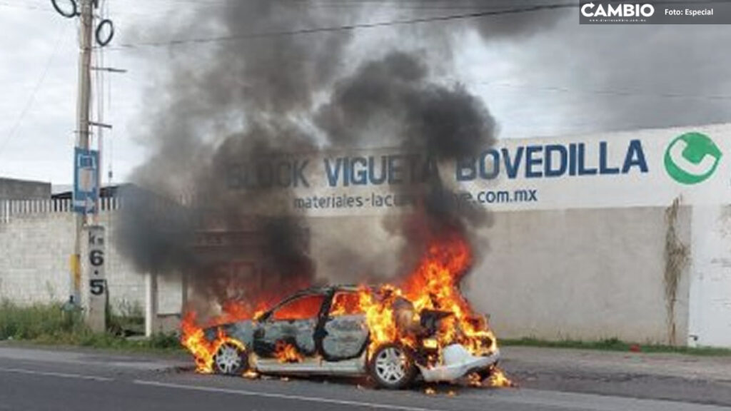 Auto arde en llamas en la carretera Puebla-Tlaxcala y genera caos vial ¡Toma vías alternas!