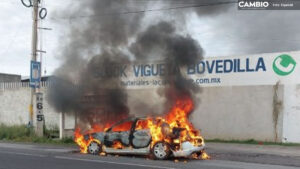 Auto arde en llamas en la carretera Puebla-Tlaxcala y genera caos vial ¡Toma vías alternas!
