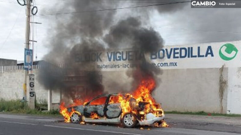 Auto arde en llamas en la carretera Puebla-Tlaxcala y genera caos vial ¡Toma vías alternas!
