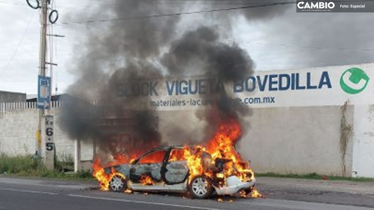 Auto arde en llamas en la carretera Puebla-Tlaxcala y genera caos vial ¡Toma vías alternas!
