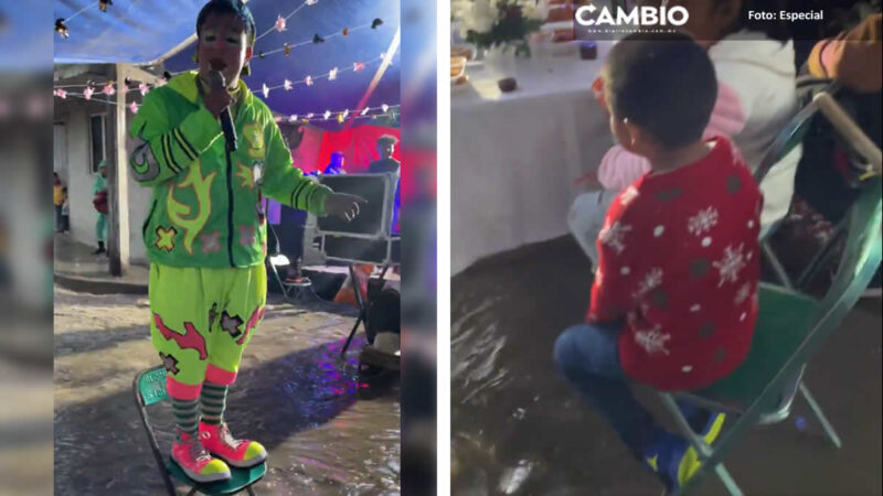 VIDEO: Payasito da show sobre escenario inundado en Amozoc ¡Ni la lluvia lo pudo detener!